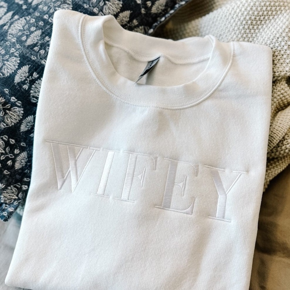 White 'Wifey' Sweatshirt Size Small